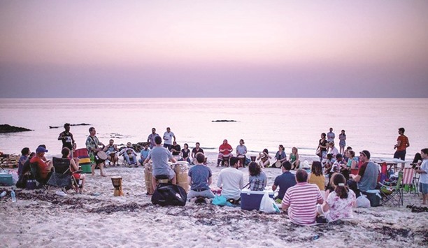 Everyone in the audience plays and joins in the rhythm.