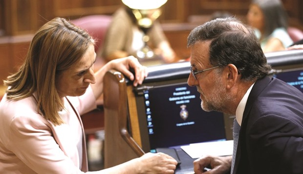 Rajoy speaks with Pastor during the first session of parliament yesterday.