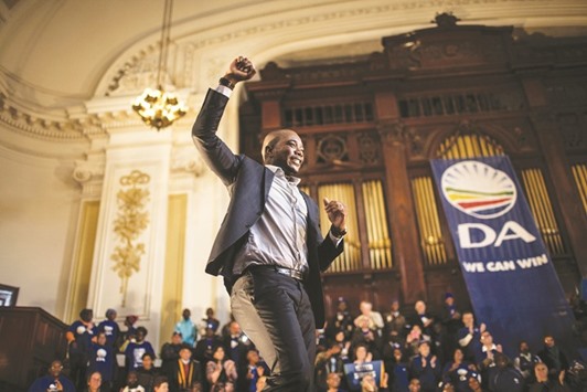 Mmusi Maimane, the leader of the Democratic Alliance, greeting the supporters during a rally at the Johannesburg City Hall yesterday.