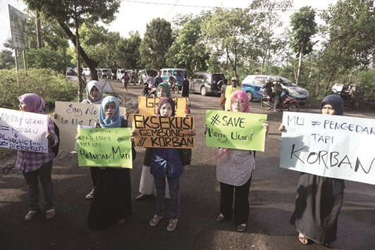 Members of Indonesian Women Coalition (Koalisi Perempuan Indonesia) protest against the planned execution of Merry Utami who is on death row, at the Wijayapura port in Cilacap yesterday.