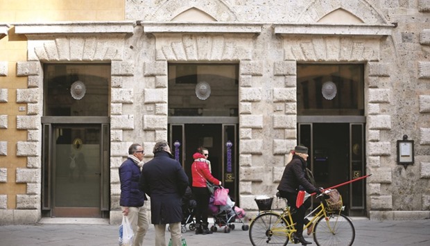 Pedestrians pass a Banca Monte dei Paschi branch in Siena, Italy. Monte dei Paschi, Austriau2019s Raiffeisen, Spainu2019s Banco Popular and two of Irelandu2019s main banks came out with the worst results in the EBAu2019s test of 51 European Union (EU) lenders.