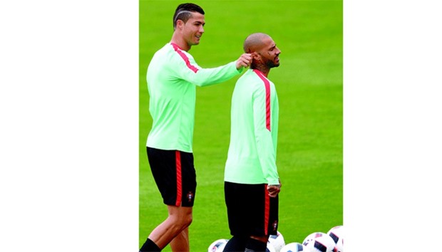 Portugalu2019s Cristiano Ronaldo (L) jokes with teammate Ricardo Quaresma during a training session at in Marcoussis, Paris. (AFP)