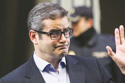 Javier Martin-Artajo, a former JPMorgan Chase & Co trader, waves as he leaves the national court after attending the extradition hearing in Madrid on November 15, 2013. Martin-Artajo, who oversaw trading strategy for the synthetic portfolio at the banku2019s chief investment office in London, and Julien Grout, a trader who worked for him, were accused of scheming to inflate the value of position markings.