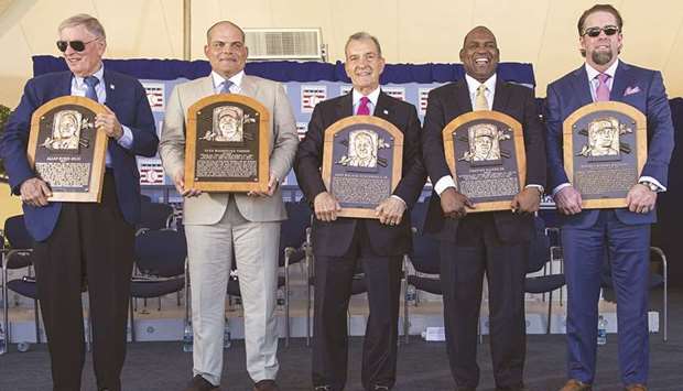 (from left) Bud Selig, Ivan Rodriguez, John Schuerhotz, Tim Raines and Jeff Bagwell pose with their Hall of Fame plagues.