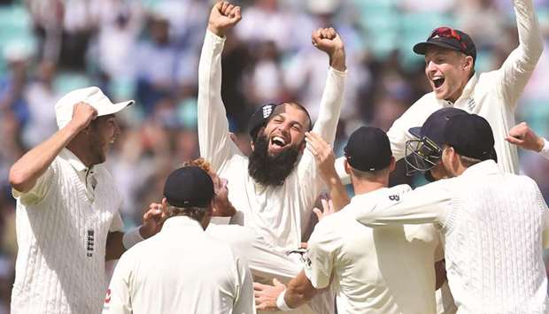 Englandu2019s Moeen Ali (C) and England cricketers celebrate victory on the fifth and final day of the third Test between England and South Africa at The Oval yesterday.