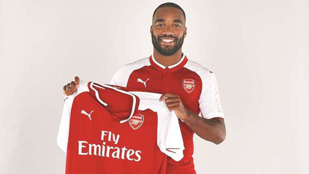Alexandre Lacazette with the Arsenal jersey.