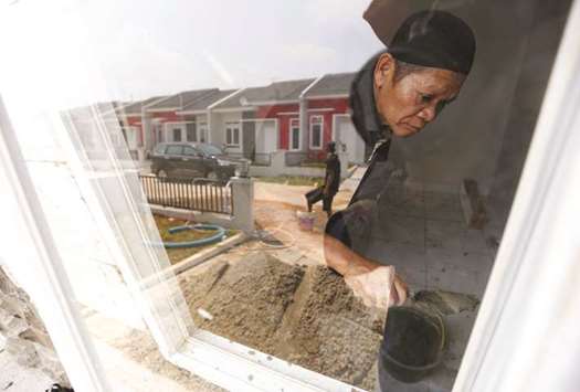 A labourer works on the interior of a new house at a housing project in Tajur Halang, Jakarta. As Indonesiau2019s central bank drives up interest rates to defend a fragile currency, governor Perry Warjiyo is banking on a revival of the sluggish property sector to help maintain growth momentum in Southeast Asiau2019s biggest economy.