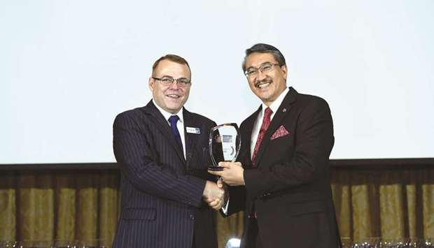 Fazlur Rahman, assistant representative at Doha Banku2019s Singapore Representative Office, receiving the award.