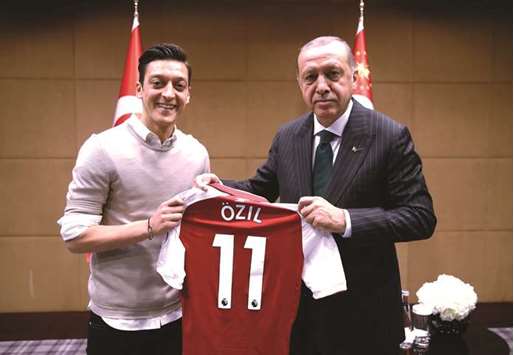 This handout picture taken and released on May 13, 2018 and released on May 14, 2018 by the Turkish Presidential Press office shows Turkish President Recep Tayyip Erdogan (right) posing with German footballer of Turkish origin Mesut Ozil in London. (AFP)