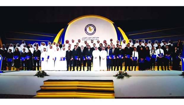 HE the Minister of Transport and Communications Jassim Seif Ahmed al-Sulaiti and other dignitaries with the new graduates of Qatar Aeronautical College.
