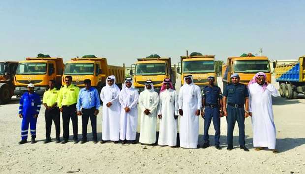Director of the Al Sheehaniya Municipality, Jaber Hassan al-Jaber and the General Cleanliness Department officials before the launch of the removal campaign