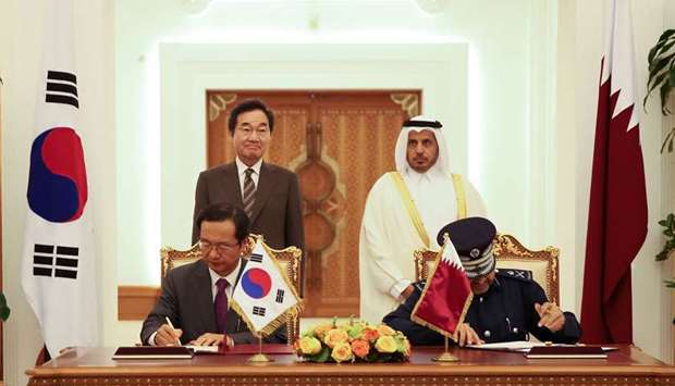 HE the Prime Minister and Minister of Interior Sheikh Abdullah bin Nasser bin Khalifa al-Thani and Korean Prime Minister Lee Nak-yeon witness the signing of a memorandum of understanding.