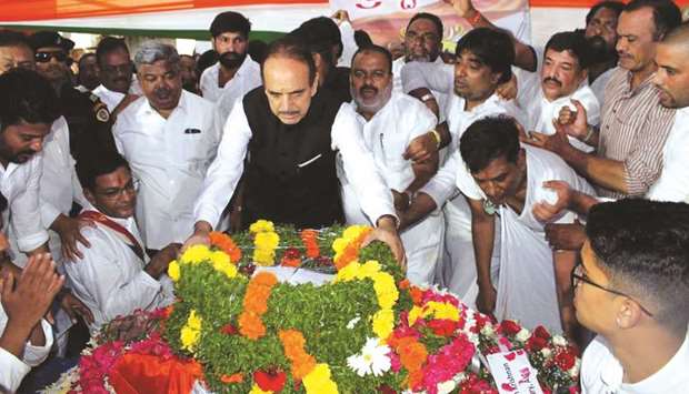 Congress leader Ghulam Nabi Azad pays tributes to Jaipal Reddy ahead of his last rites in Hyderabad yesterday.