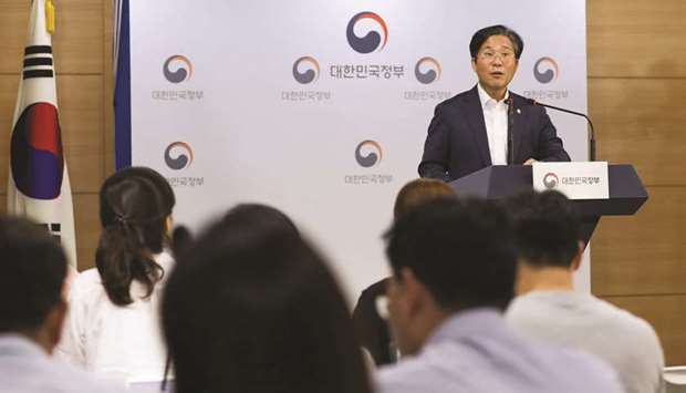Sung Yun-mo, South Koreau2019s Industry Minister, speaks during a news conference in Seoul.