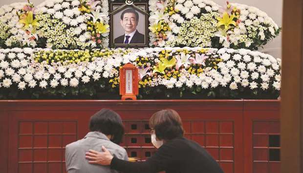 Mourners visiting a memorial for the late Seoul mayor Park Won-soon at the Seoul National University hospital in Seoul.