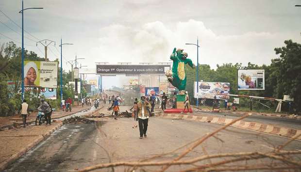 Protesters set barricades to block the circulation on the Martyrs bridge of Bamako, yesterday.