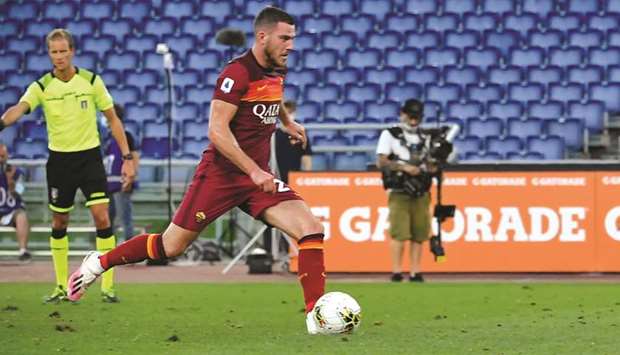 AS Romau2019s Jordan Veretout shoots and scores from a penalty kick during the Serie A match against Fiorentina at the Olympic stadium in Rome, Italy, yesterday. (AFP)