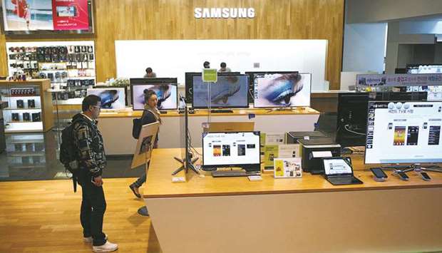 Visitors try Samsung Electronics products at the compayu2019s headquarters in Seoul. The worldu2019s biggest smartphone and memory chip maker said in an earnings estimate that it expected operating profit to be 8.1tn won ($6.8bn) for April-June, up from 6.6tn won in the same period last year.
