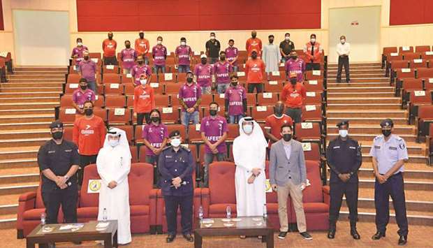 Official of the General Directorate of Traffic and drivers of delivery companies during the awareness programme.