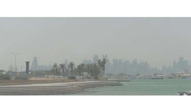 The country is expected to witness a ,noticeable rise, in relative humidity until the middle of this week due to a shift in wind direction to easterly, the Qatar Met department has said.