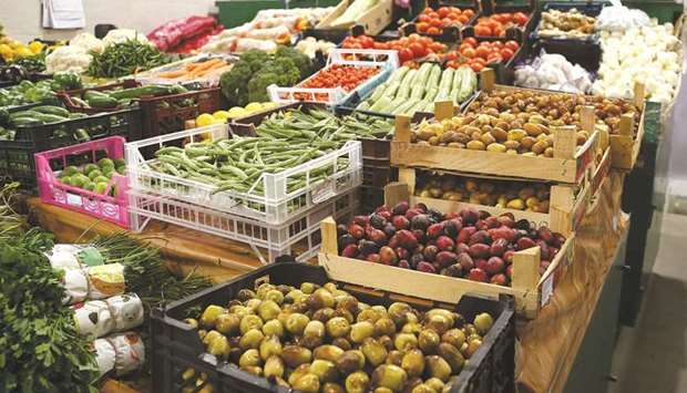 Local Arabic Arrayah reported that the sellers and traders said the shortage of local agricultural products at this time of the year negatively impacts the retail prices, causing more demand for the imported varieties, which in turn come at higher prices.