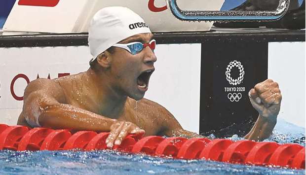 Tunisiau2019s Ahmed Hafnaoui celebrates after winning the menu2019s 400m freestyle final at the Tokyo Aquatics Centre yesterday. (AFP)