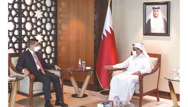 During the meeting, they reviewed aspects of joint co-operation in the commercial, investment and industrial fields and means of developing them.