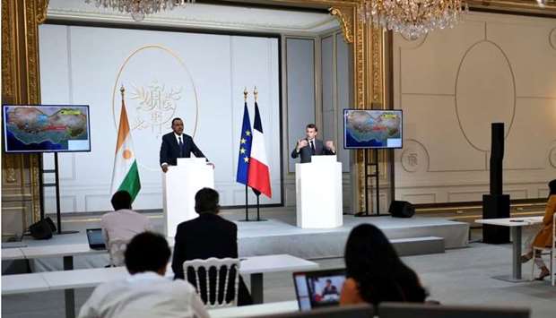 Niger's President Mohamed Bazoum and French President Emmanuel Macron deliver a speech during a news conference following a video summit with leaders of G5 Sahel countries, at the Elysee presidential Palace in Paris. Stephane de Sakutin/Pool via REUTERS