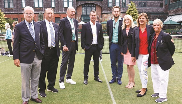 Lleyton Hewitt (fourth left) of Australia stands with other tennis hall of fame players Steve Flink, Donald Dell, Stan Smith, Andy Roddick, Tracy Austin, Gigi Fern?ndez and Rosie Casals after he got inducted into the  International Tennis Hall of Fame in Newport, Rhode Island, US. (Reuters)
