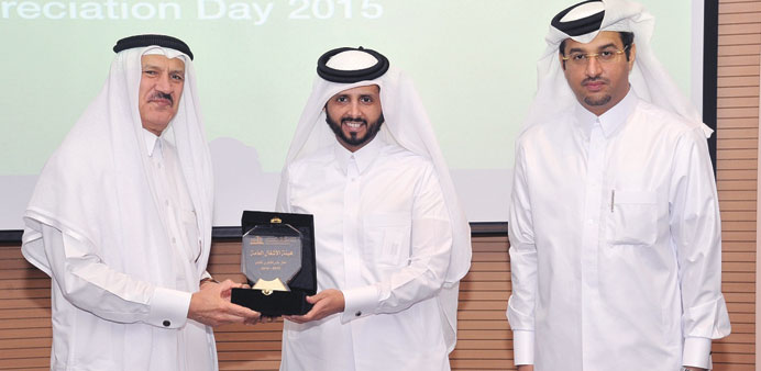 Mohamed Mubarak al-Qahtani receiving an award from QU on behalf of Ashghal.