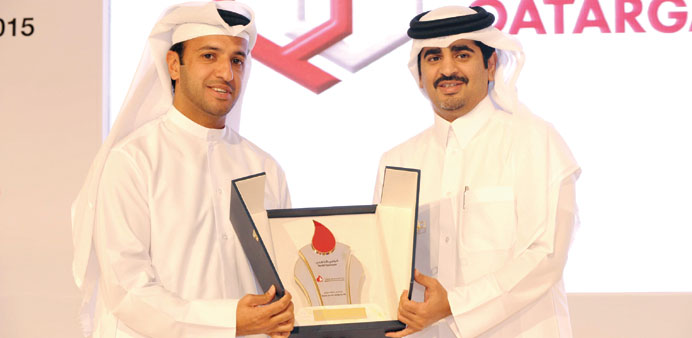 HE Abdulla bin Khalid al-Qahtani hands over a memento to a Qatargas official.