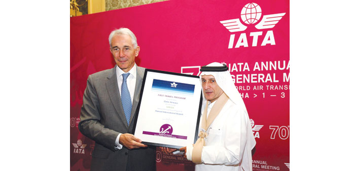 Tony Tyler, IATA director-general and CEO, presenting the u2018Fast Travel Green Awardu2019 to Al-Baker.
