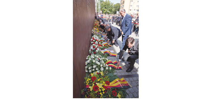 Berlin Mayor Klaus Wowereit (second right) and officials lay down wreaths at the Berlin Wall Memorial yesterday.