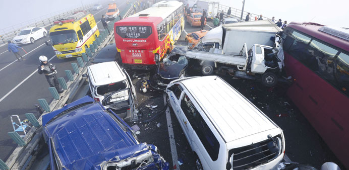 Damaged vehicles are seen on Yeongjong Bridge in Incheon yesterday. The traffic pile-up involving more than 100 vehicles on the bridge killed at least
