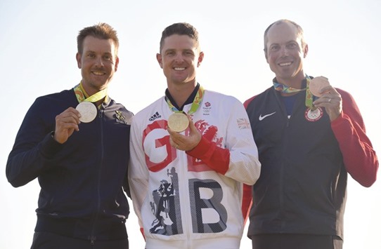 (From Left) Swedenu2019s Henrik Stenson (silver), Britainu2019s Justin Rose (gold) and USAu2019s Matt Kuchar (bronze) pose with their medals. (AFP)