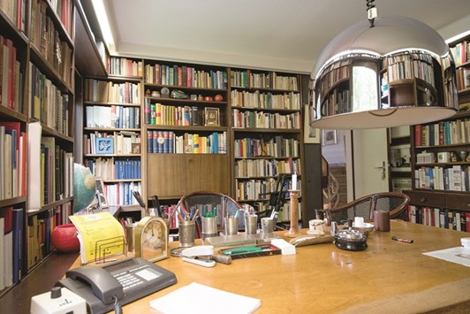 Helmut Schmidtu2019s study at his home.