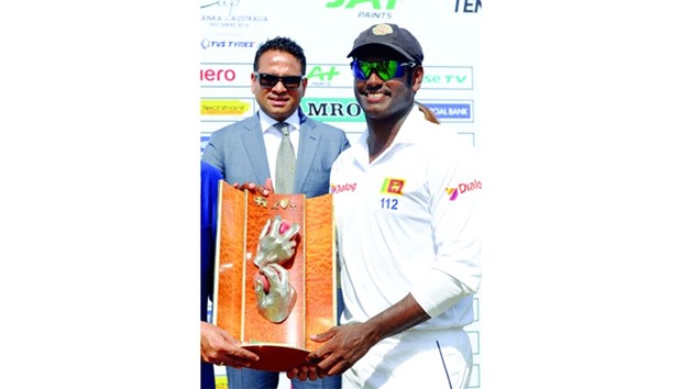 Sri Lankau2019s captain Angelo Mathews (R) with the trophy.