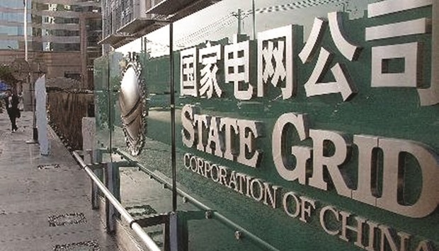 Beijing-based State Grid has made an offer for Brazilian power transmission lines being sold by Spainu2019s Abengoa in a deal that may fetch about 1bn reais ($309mn), people with knowledge of the matter said.