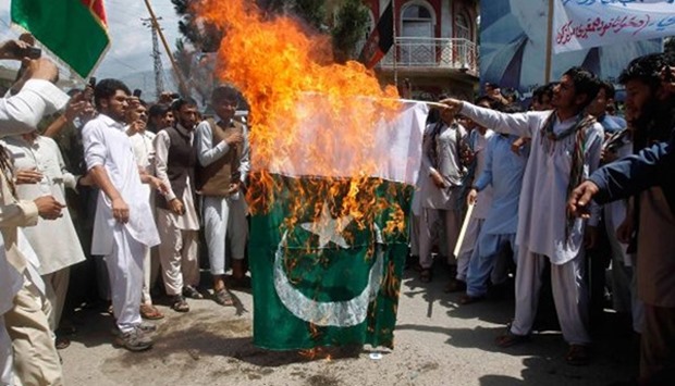 Border shut after Afghans burn Pakistani flag