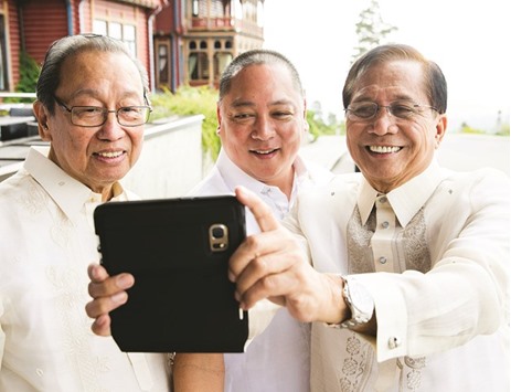 Exiled Chief of the National Democratic Front of Philippines (NDFP) Jose Maria Sison (left), government member Joey Fornier and Phillipines Presidential Peace Adviser Jesus Dureza make a selfie prior a meeting on peace negotiations between the government and the NDF in Oslo yesterday.