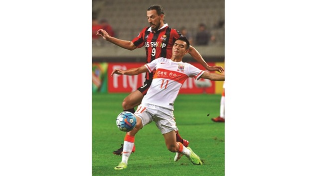 FC Seoul forward Dejan Damjanovic (top) fights for the ball with Chinau2019s Shandong Luneng FC midfielder Liu Binbin (front) during their AFC Champions League match in Seoul yesterday.