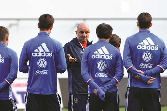 Russiau2019s new national team coach Stanislav Cherchesov speaks with his players during a training session in Khimki outside Moscow on Monday. (AFP)