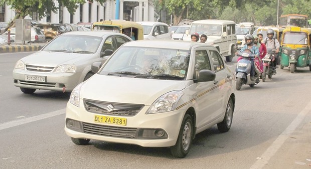 In New Delhi taxis need a valid license on their yellow license plates. The taxi aggregators Uber and Ola are currently introducing expensive competition in India.