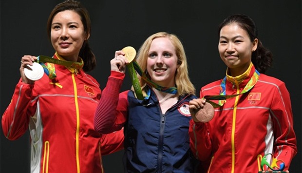 USA's gold medallist Virginia Thrasher (C) poses on the podium with China's silver medal winner Du Li (L) and China's bronze medallist Yi Siling