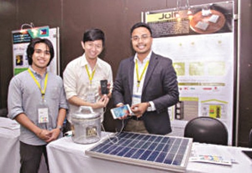 [From left] UP students Jun Jeffri Lidasan and Raphael Layosa and professor Joey Ocon demonstrate the functions of u201cJolt,u201d a portable energystorage device at the Asian Institute of Management in Makati City.