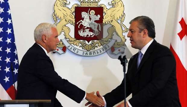 Georgian Prime Minister Giorgi Kvirikashvili (R) and US Vice President Mike Pence