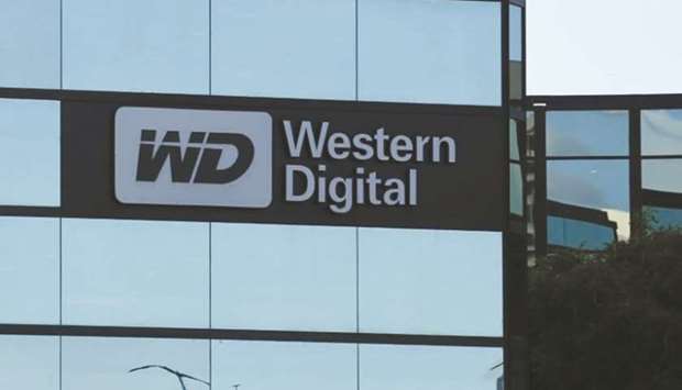 A consortium that includes Western Digital is offering around u00a51.9tn ($17.3bn) for Toshibau2019s memory chip unit, with the US firm offering u00a5150bn through convertible bonds, sources said.