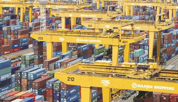South Koreau2019s economy is likely to be able sustain annual growth of close to 3% on a continuing basis, the central bank said yesterday, although there is a high level of uncertainty in the outlook.