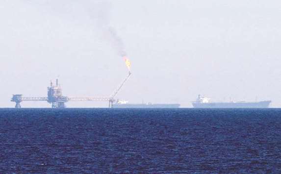 Oil tankers fill up at an offshore oil refinery, in the Gulf. Iraqu2019s shift in the way it prices its oil throws down the gauntlet on setting prices for more than 12mn barrels per day of Middle East crude in Asia, challenging the role of Saudi Arabia.
