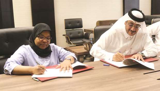 Faleh Mohamed al-Naemi (right) and Howaida Nadim at the agreement signing yesterday.